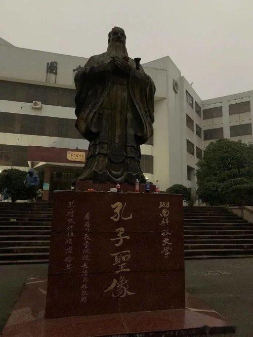 孔子像吃瓜,古今智慧共品鉴